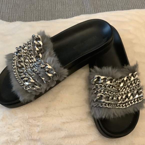 Kendall & Kylie Slides - Picture 1 of 4